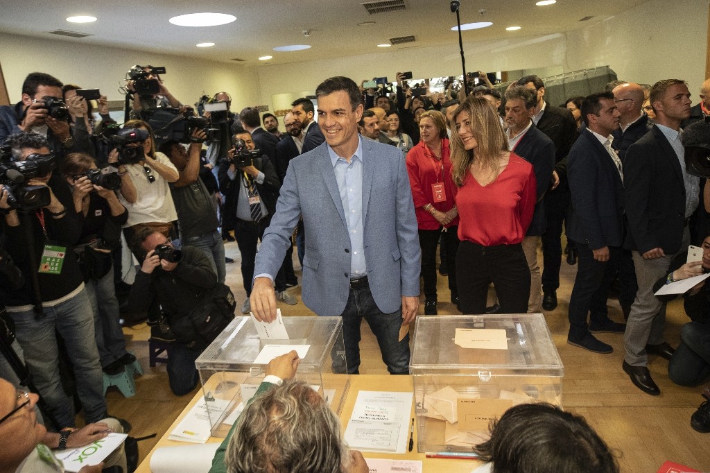 Una España dividida vota con la vista en la ultraderecha