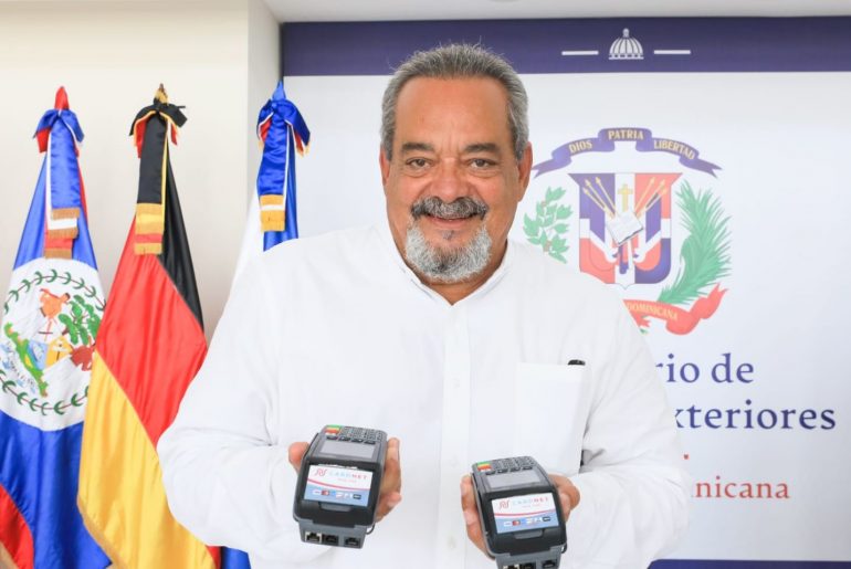 Alfonso Rodríguez recibió los dispositivos para la gestión de cobro por los servicios en el consulado de Los Ángeles.