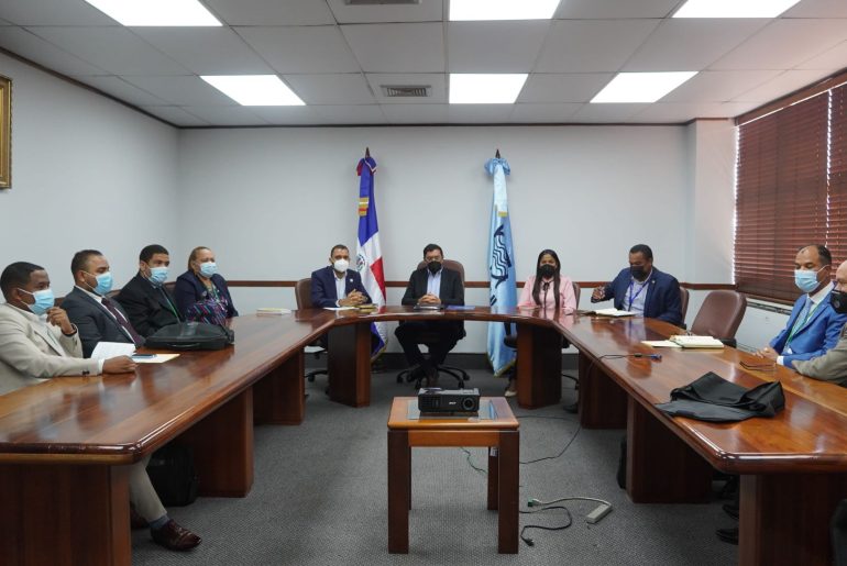 El director ejecutivo del INDRHI, Olmedo Caba Romano, en el momento en que recibió al equipo de auditores de la Contraloría General de la República que tiene a su cargo la realización de la auditoría. Lo acompañan otros funcionarios de la institución.