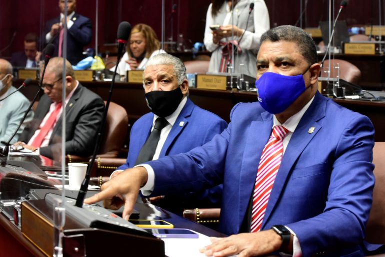 Diputados durante la aprobación del contrato de fideicomiso de administración.