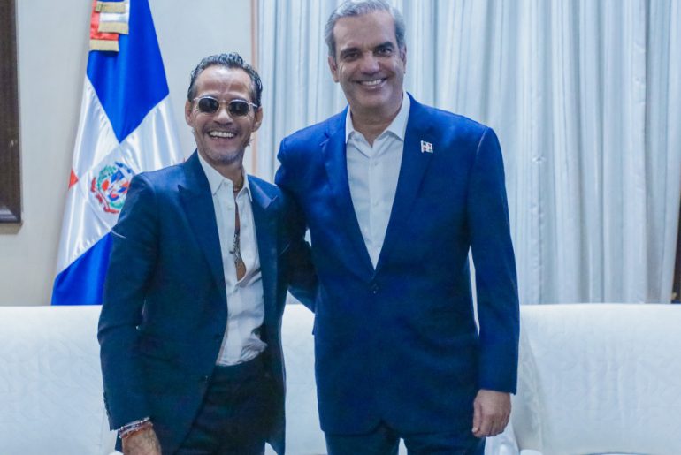 Marc Anthony y el presidente Luis Abinader.
