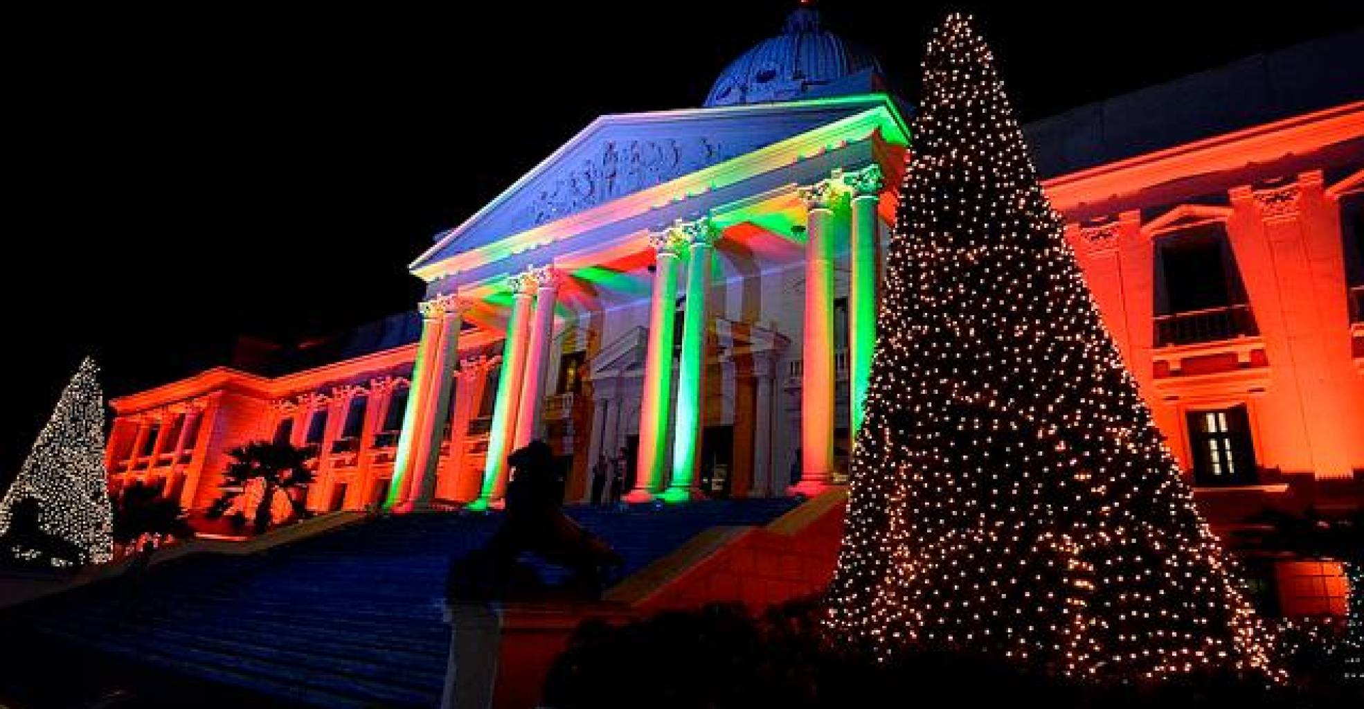 Palacio Nacional encenderá su árbol de Navidad con piezas de artesanos dominicanos El presidente Luis Abinader y la primera dama, Raquel Arbaje, encenderán hoy el árbol de Navidad del Palacio Nacional.
