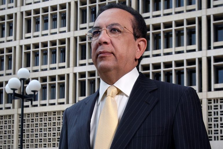 El gobernador del Banco Central, Héctor Valdez Albizu, recibió el premio Gobernador del Año por la revista Pan Finance.
