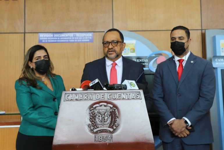 La solicitud de auditoría fue recibida por el presidente de la Cámara de Cuentas, Janel Andrés Ramírez Sánchez, en compañía de todos los miembros de su pleno, de manos del consultor jurídico del Poder Ejecutivo, Dr. Antoliano Peralta Romero.