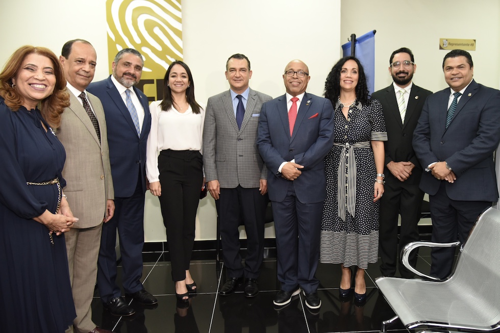 Alfredo Pacheco junto al presidente de la JCE Román Jáquez y otros funcionarios.