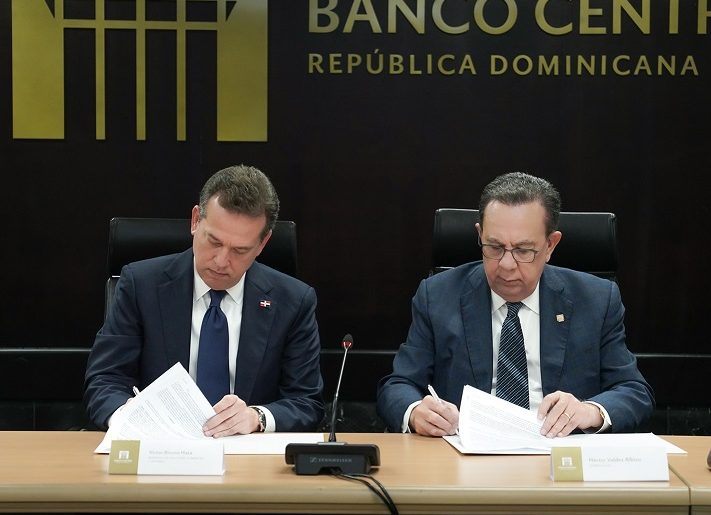 El ministro Víctor -Ito- Bisonó y el gobernador Héctor Valdez Albizu firman el memorando de entendimiento para la Encuesta Nacional de Mipymes.