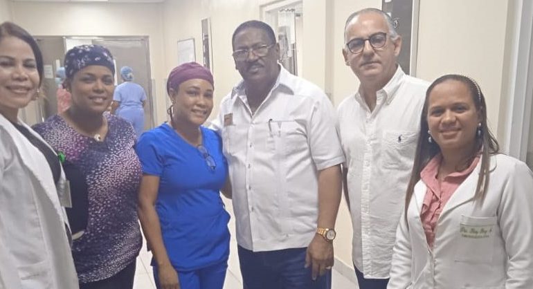 Director del SRSM, Dr. Edisson Féliz Féliz recorre el Hospital Vinicio Calventi junto al titular del centro, Dr. José Alfaro Pla y colaboradores.