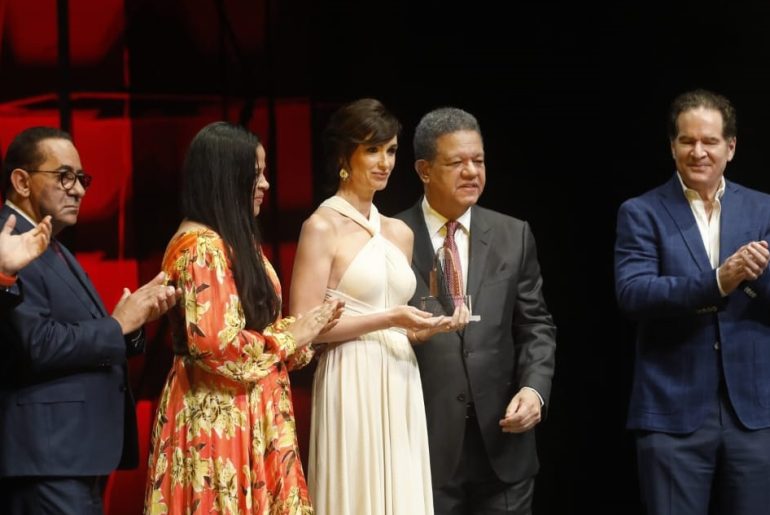 Desde la izquierda, Omar de la Cruz, director del FGSD; el empresario Guillermo Sención, Yvette Marichal, exdirectora de DGcine; la actriz española Paz Vega, al recibir el premio “Arturo Rodríguez”; Leonel Fernández, presidente de la Fundación Global Democracia y Desarrollo y el empresario Manuel Corripio.