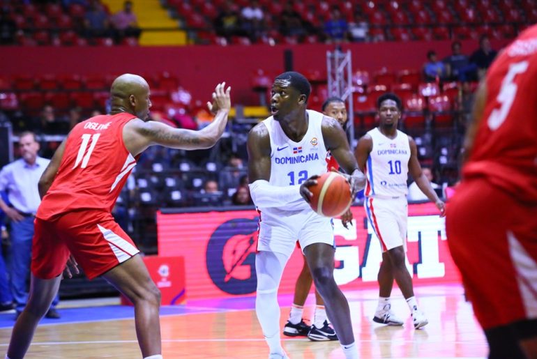 Ángel Luis Delgado, del equipo dominicano, defendido por Ernesto Oglivie, de Panamá.