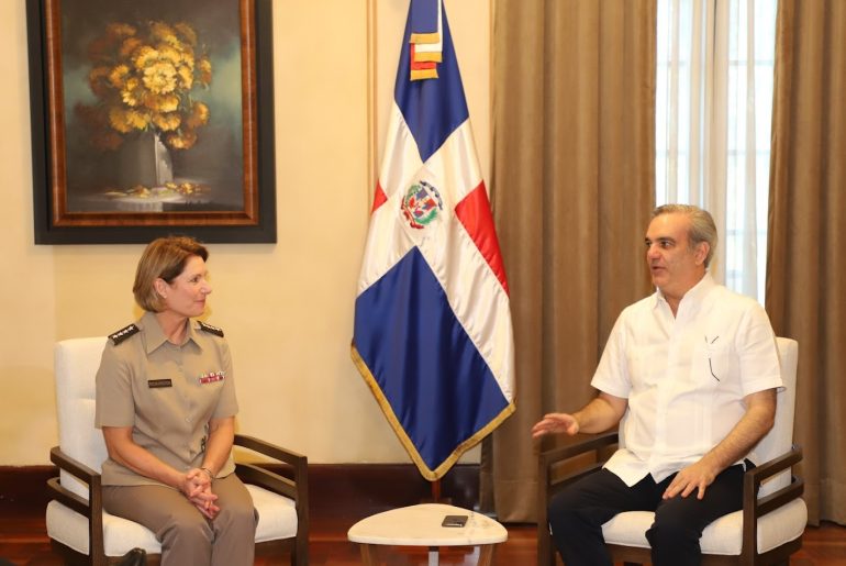 Comandante del Comando Sur del Ejército de los Estados Unidos, la general Laura Richardson y el presidente Luis Abinader.