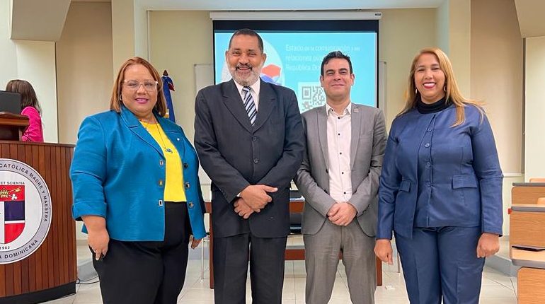 Onoris Metz, investigadora y docente; Mariano Rodríguez, decano de la Facultad de Ciencias Sociales, Humanidades y Artes; Julio Ferreira, vicerrector Académico; y Ana Bélgica Güichardo, directora de la Escuela de Comunicación de PUCMM, durante la presentación del estudio.