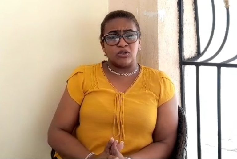 Mujer pide ayuda a Miriam Germán.