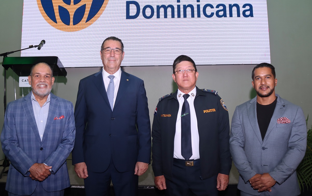 Rafael Reyes Bisonó, Juan Manuel Martin de Oliva, Minouro Matsunaga y Aneury Castillo, en la juramentación de Yenny Polanco.