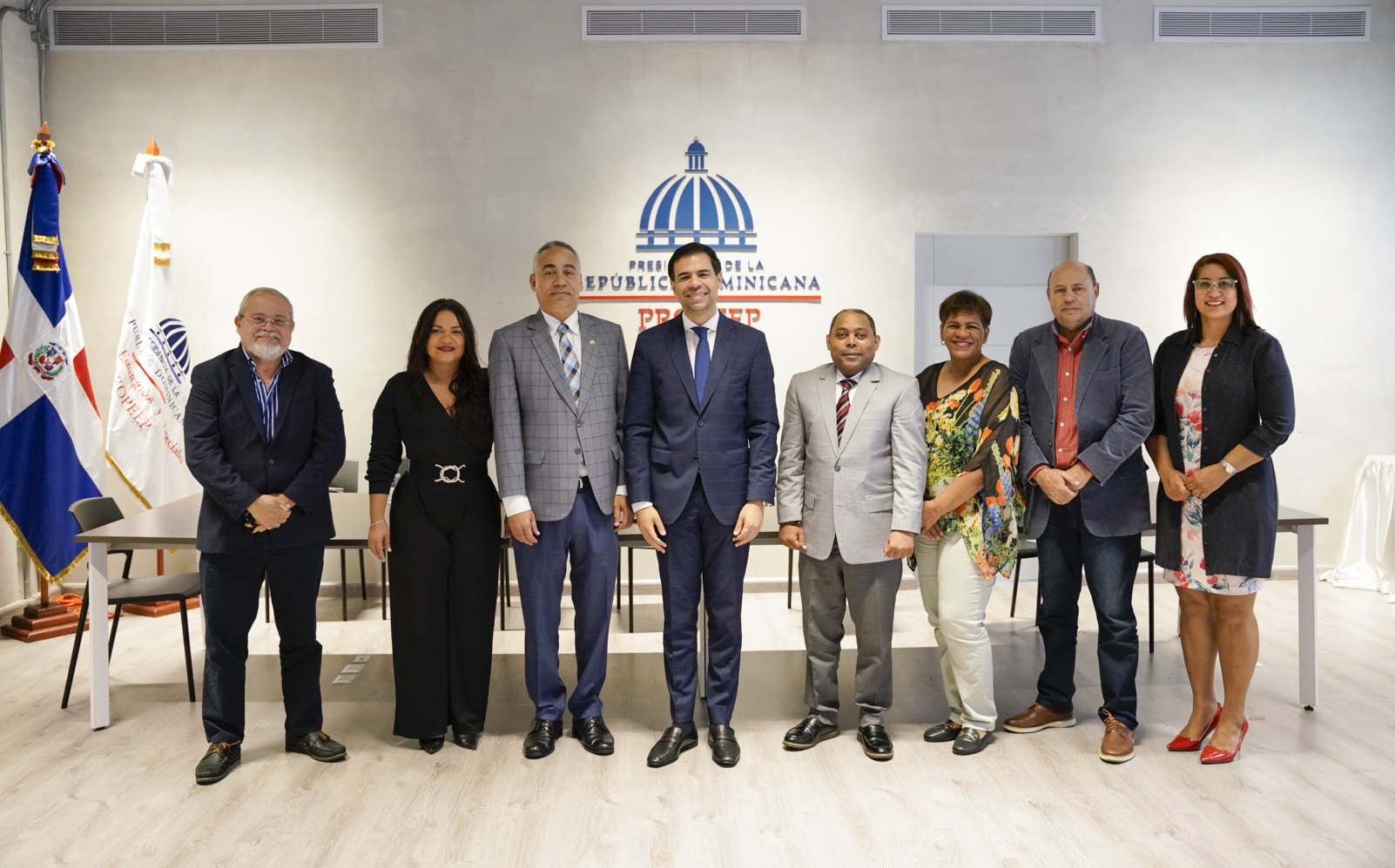 Roberto Ángel Salcedo se reúne con representantes de ADOPAE De izquierda a derecha,Alfonso Quiñones, Sarah Hernández, Severo Rivera, Roberto Ángel Salcedo, Fausto Polanco, Carmen Luz Beato Jorge Ramos y Yenny Polanco Lovera. Adopae.