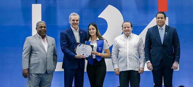 Presidente encabeza graduación de tres mil jóvenes del Programa Oportunidad 14-24 Graduacion ordinaria programa Oportunidad 14-24.