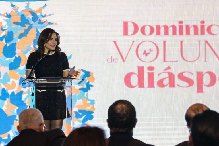 Noelia García de Pereyra, presidenta del Voluntariado Banreservas, encabeza en Nueva York la presentación del libro “Dominicanas de Voluntad en la Diáspora”.