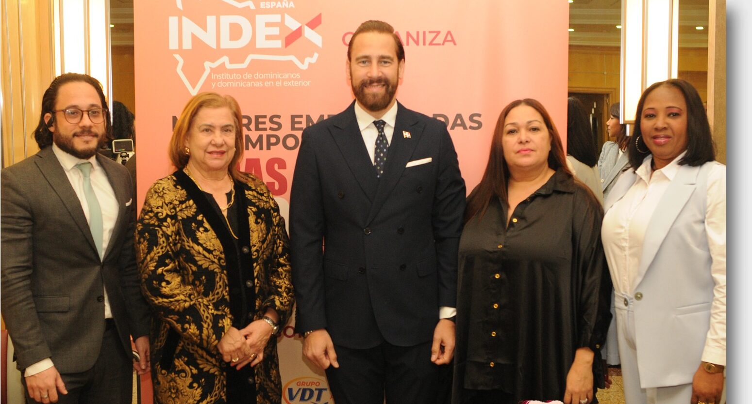 «Mujeres empoderadas que empoderan» destaca a la mujer dominicana en Madrid Pablo Asencio, Luisa Jiménez, Carlos de la Mota, Lilian Nuñez y Dania Altagracia Morillo, en Mujeres que emponderan.