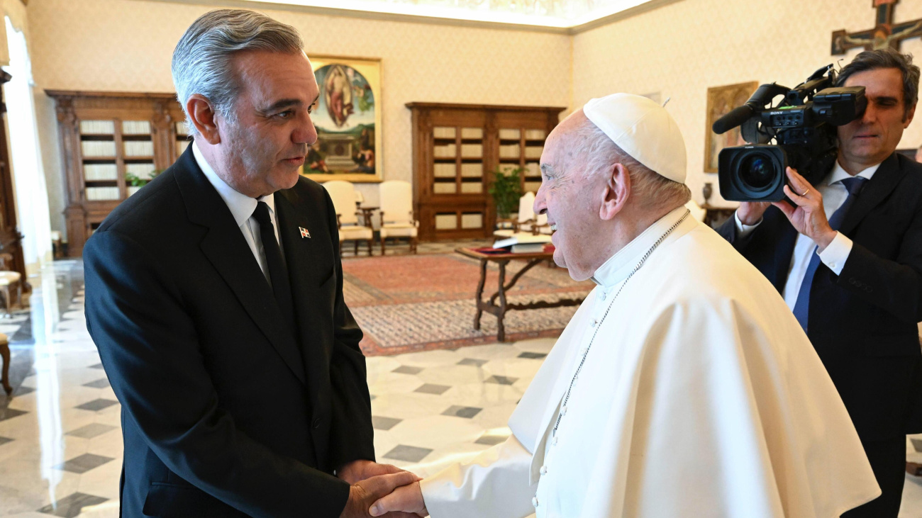 Papa Francisco Felicita al presidente Abinader por su reelección Abinader y el Papa Francisco.