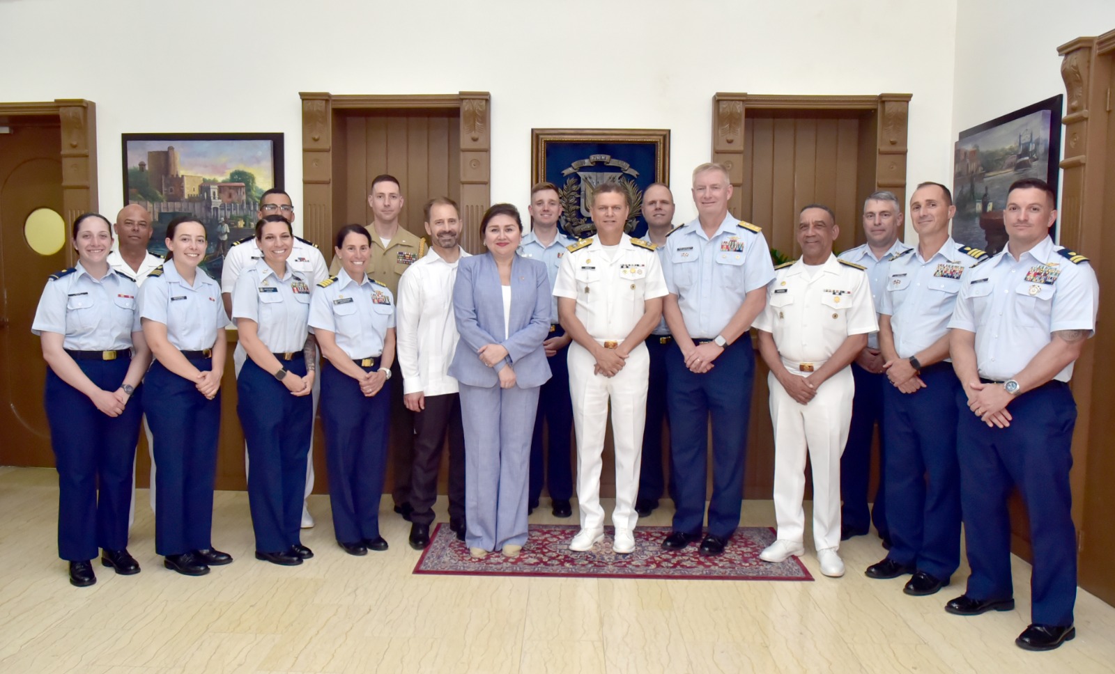 Comitiva de la Embajada de los EE. UU. y del buque escuela «USCG Eagle» visitan Armada de RD Embajada