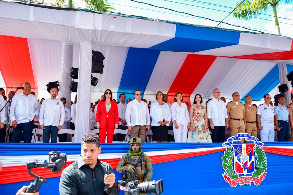 Efemérides Patrias dice es alma y escudo de la dominicanidad El presidente Luis Abinader, junto a la vicepresidenta, Raquel Peña y la primera dama, Raquel Arbaje, durante el acto patriótico, le acompañan el presidente de Efemérides Patrias, Juan Pablo Uribe, ministros y autoridades de San Cristóbal.