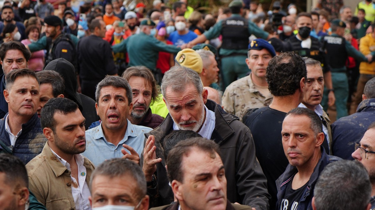 Reciben a Reyes de España y Pedro Sánchez con gritos y lanzamiento de barro Reyes de España en Valencia
