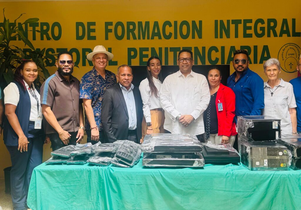 Magistrado Rafael Báez realiza importante donativo tecnológico en beneficio de la educación penitenciaria baez, najayo