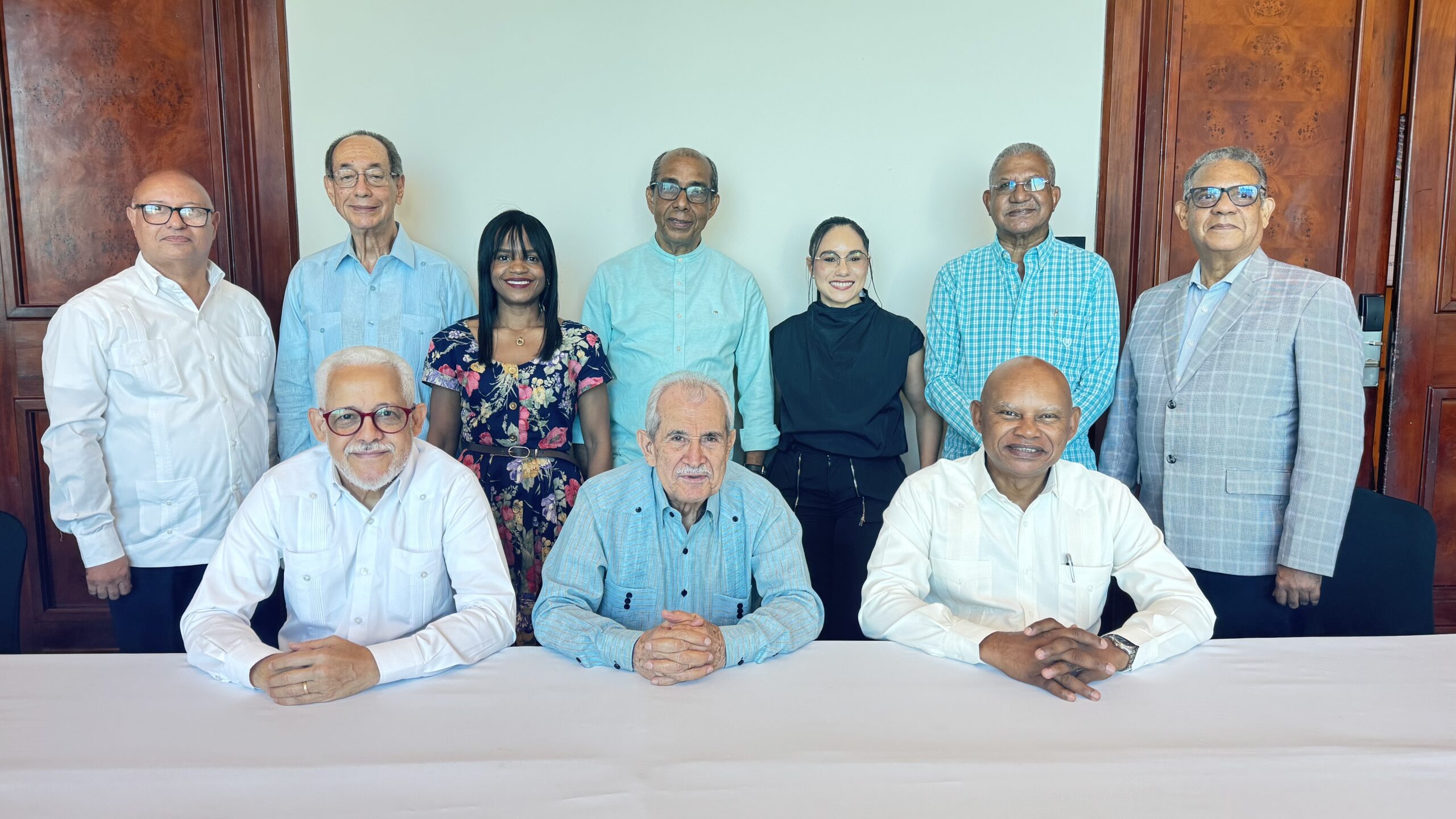 De pie, desde la izquierda, Edgar Lantigua, Luis Felipe Aquino, Millizen Uribe, Tony Pérez, Caroll Mueses, Esteban Rosario, Gustavo Olivo. Sentados, José Antonio Aybar, Bolívar Troncoso y Óscar Peña, y Miembros del jurado del Premio Nacional de Periodismo Turístico Epifanio Lantigua 2025.