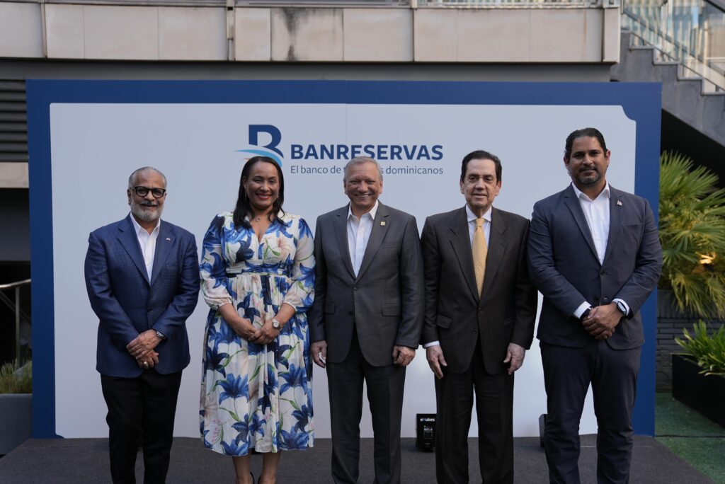 Banreservas ofrece cóctel en feria para fortalecer vínculos con la diáspora dominicana en España feria