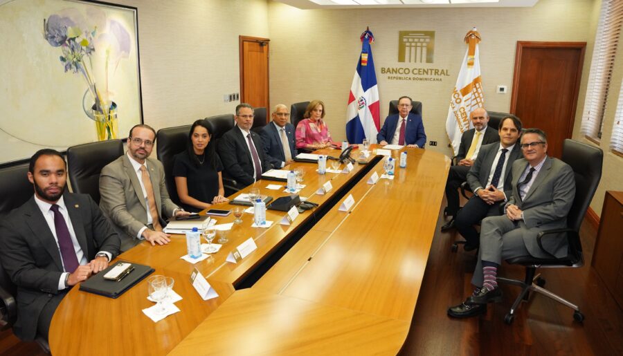 Gobernador Valdez Albizu recibe a representantes de J.P. Morgan