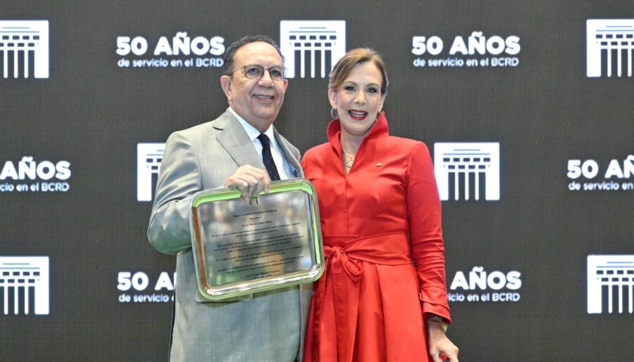 Presidente Abinader confirma a Héctor Valdez Albizu como gobernador del Banco Central