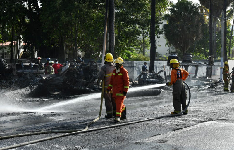 Dos muertos tras explosión de tanquero en la George Washington