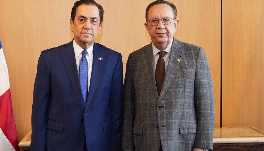 Banco Central reconoce a estudiantes dominicanos premiados en España por su excelencia académica